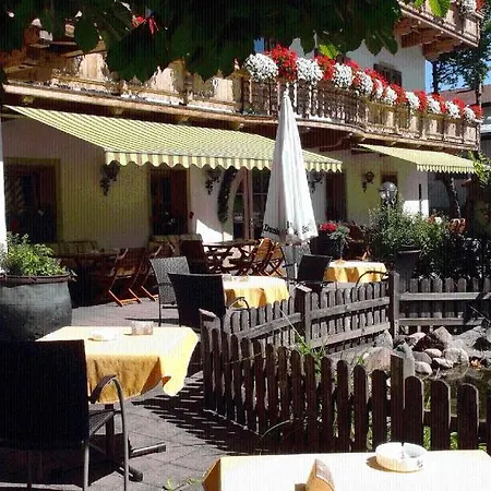 Landgasthof Dorferwirt Country house Oberau